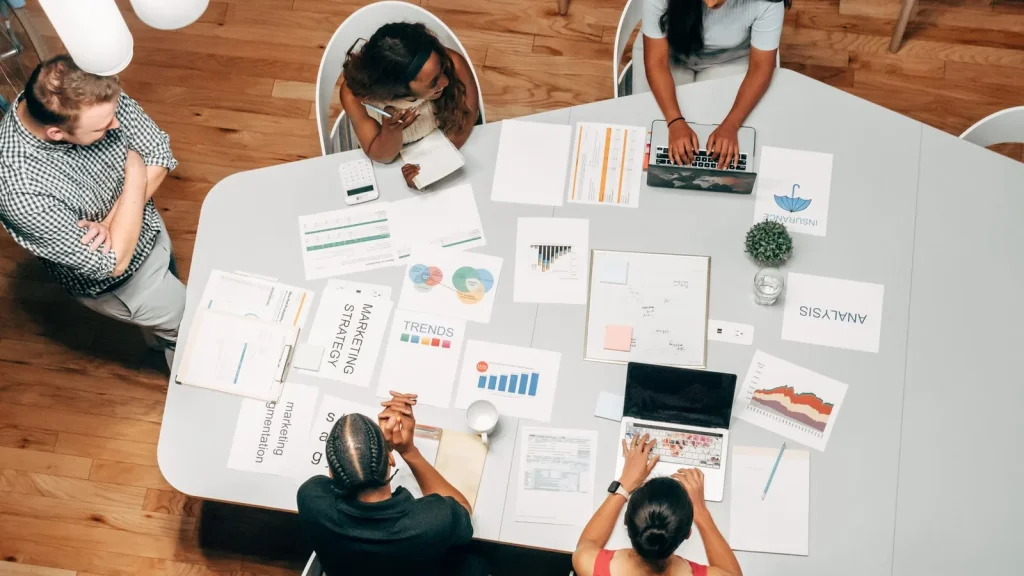 Equipo de marketing colaborando en una estrategia para empresas de Vigo