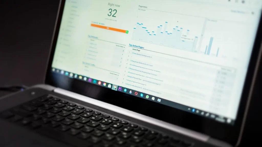 Panel de analítica para atribución de marketing y canales