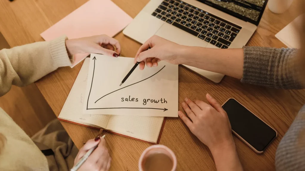 Equipo analizando generación de leads y oportunidades comerciales
