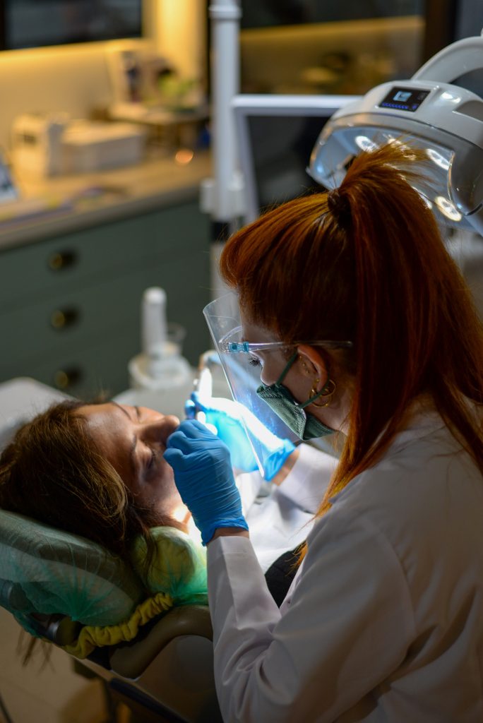 Dentista atendiendo a un paciente en una clínica dental moderna