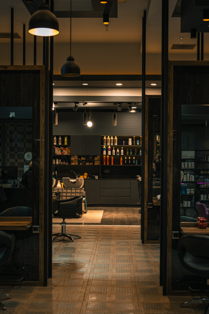 Interior moderno de una peluqueria y salon de belleza